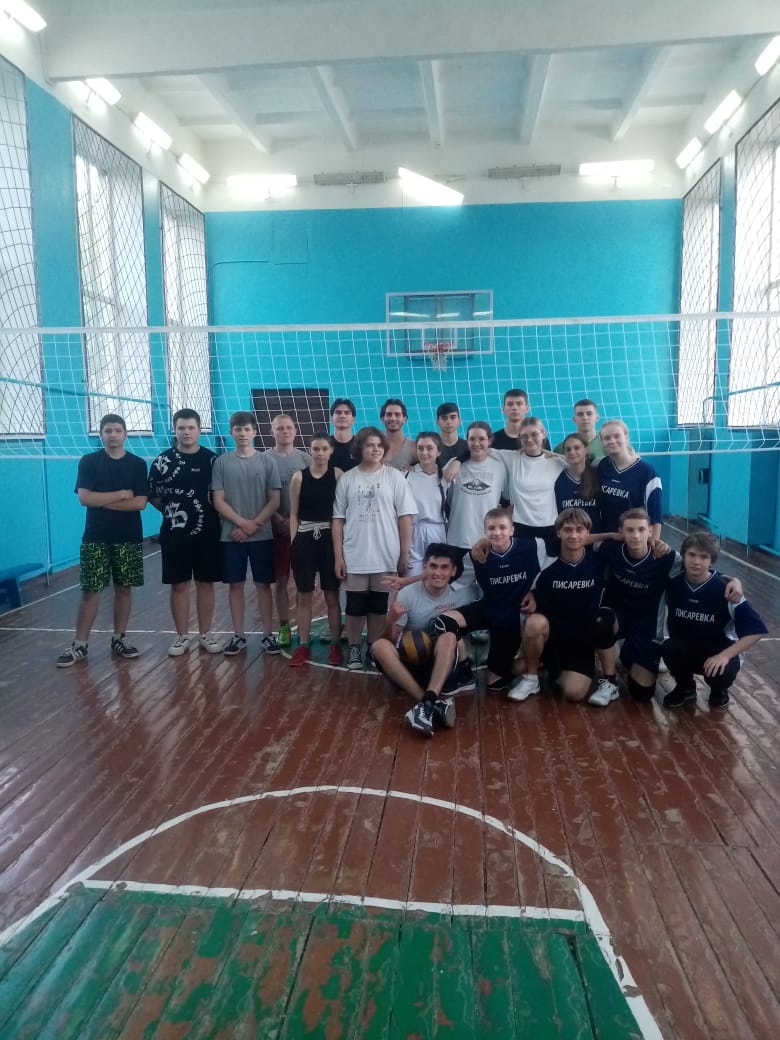 29 мая в спортивном зале Таловской СОШ состоялись товарищеские матчи по волейболу, среди школьников Писаревки и Талов, а также студентов с. Талы..